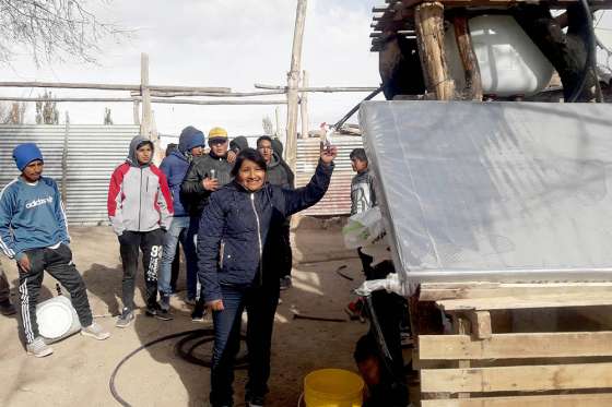 Familias de Payogasta se beneficiaron con calefones solares construidos por estudiantes