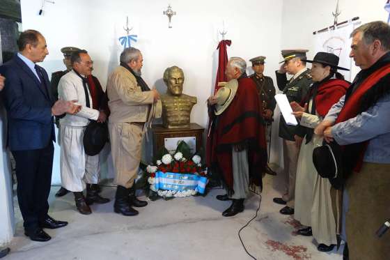 La Comisión del Bicentenario donó un busto de Güemes al fortín Rodeo Antenor Sánchez
