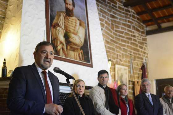 El Vicegobernador entregó banderas de ceremonia a 10 fortines gauchos