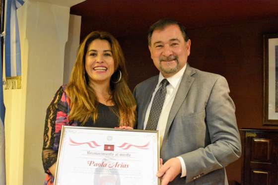 El Vicegobernador distinguió a la artista Paola Arias por sus 20 años de trayectoria
