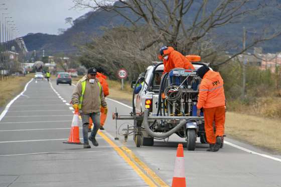 Vialidad de la Provincia realiza tareas de señalización horizontal en la ruta provincial 28