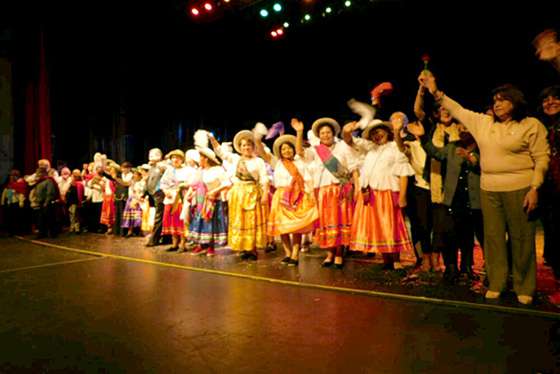 Alumnos de la Universidad de la Tercera Edad presentaron talleres artísticos