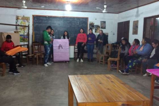 Jóvenes originarios de la región participaron en taller-debate sobre consumos problemáticos