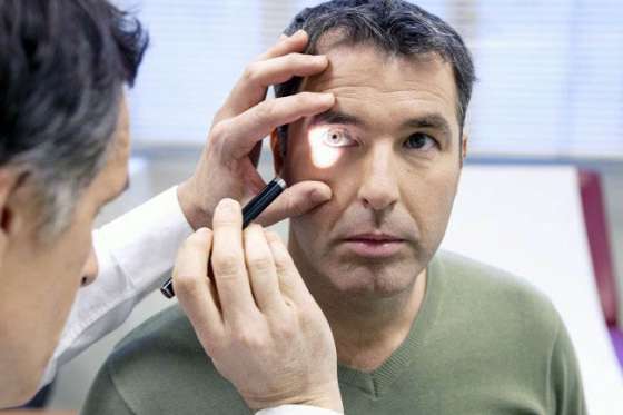 Charla para médicos sobre importancia del control oftálmico en diagnóstico de enfermedades