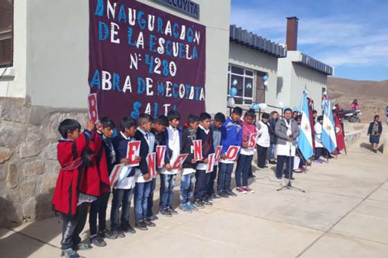 Un moderno edificio escolar reemplaza una escuela rancho en Santa Victoria Oeste