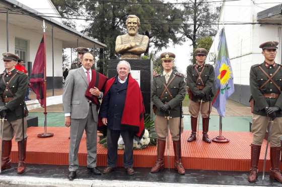 Gendarmería Nacional recibió un busto del general Güemes