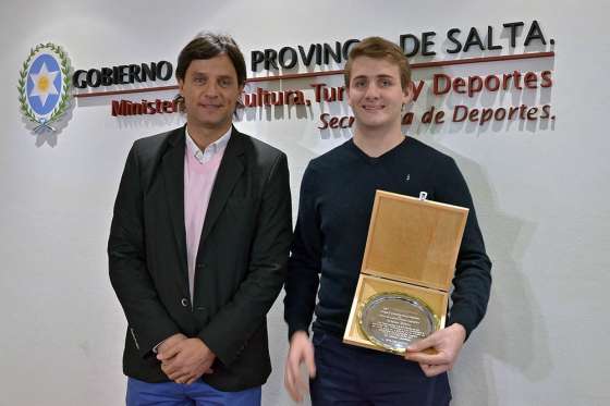 El piloto salteño Esteban Cistola fue reconocido por la Provincia