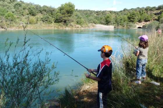 Niños y jubilados de dos municipios accederán gratis a licencias de pesca