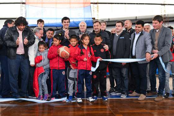En el Club Sportivo Social Quijano el gobernador Urtubey inauguró el nuevo piso parquet