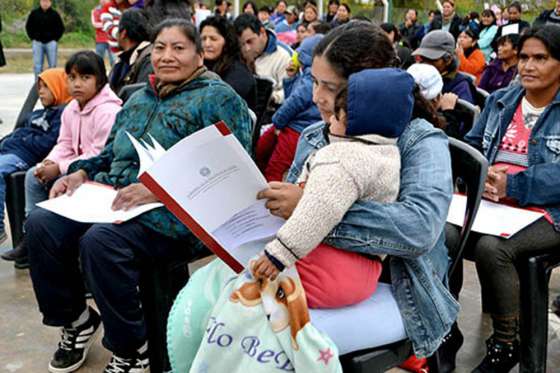 En barrio El Huaico hay un puesto del IPV para escriturar gratis la vivienda