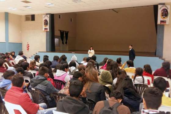 Defensa del Consumidor capacitó en El Galpón a estudiantes y verificó la atención de su oficina