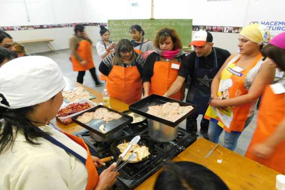 Mujeres trans se capacitan en promoción de la alimentación saludable