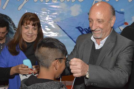 Niños en edad escolar de Cerrillos recibieron lentes del programa Visión 20/20