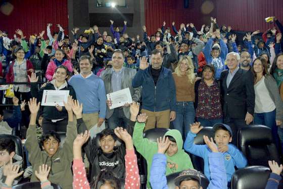 Más de 700 chicos continuaron en el cine el festejo del Día del Niño