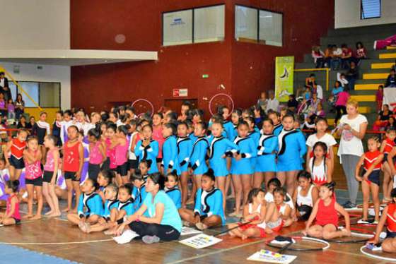 Muestra de gimnasia artística en el microestadio Delmi