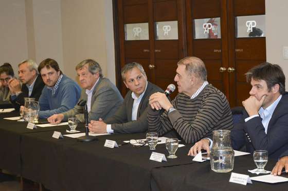 Ante el CES el ministro Abeleira explicó el modelo de trabajo del ministerio de la Primera Infancia