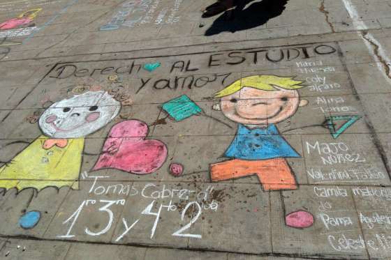 Alumnos y docentes del Tomas Cabrera realizaron una jornada de arte en plaza Güemes