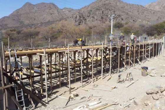 Construyen un puente en la ruta provincial 7 sobre el río San Antonio