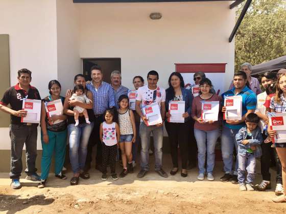 Diez familias de General  Ballivián recibieron su vivienda