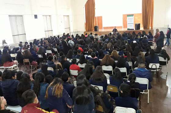 Padres y alumnos de la escuela  Gutiez aprendieron sobre el perjuicio de las adicciones