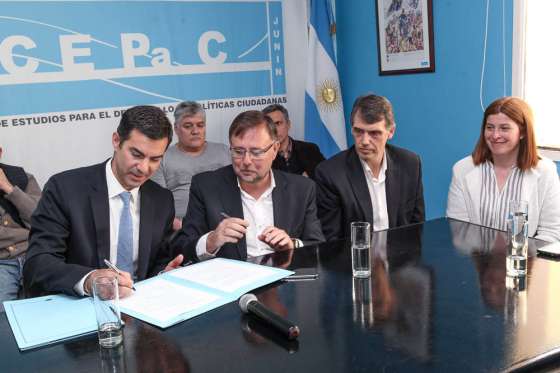 El Gobernador firmó un convenio en Junín destinado a promover la formación de los agentes públicos