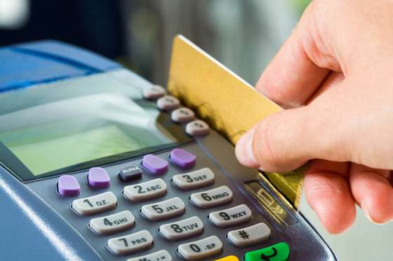 Los comercios no deben cobrar dos precios por compras de contado o con tarjetas