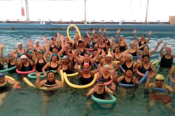 Adultos mayores recibieron la primavera con una clase abierta de Aqugym