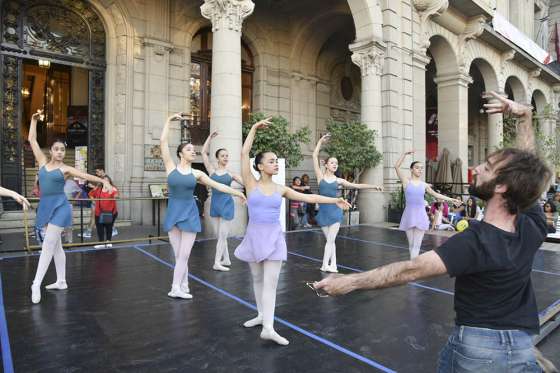 La Escuela Oficial de Ballet desplegó su talento en la plaza 9 de Julio