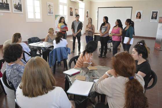 Fortalecen emprendimientos productivos de mujeres con talleres artesanales