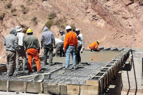 Continúa la construcción de un nuevo puente en Nazareno