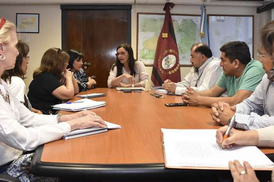 La ministra Berruezo se reunió con gremios del sector docente