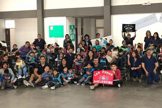 Pumas solidarios y en contacto con la gente