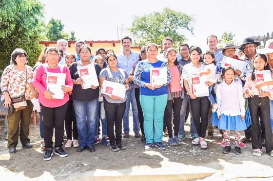 El Gobernador entregó 10 viviendas a familias de Isla de Cañas