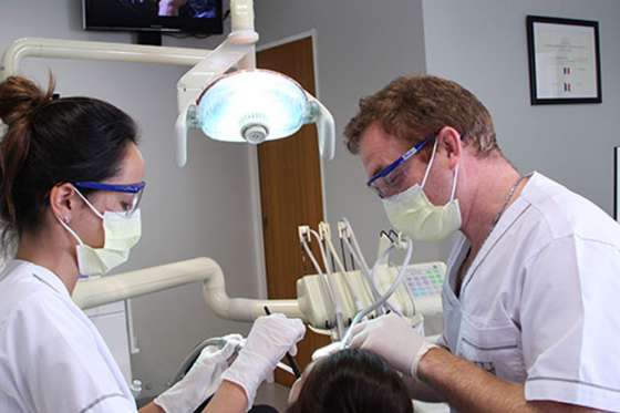 Asistentes dentales en actividad participan de una actualización profesional