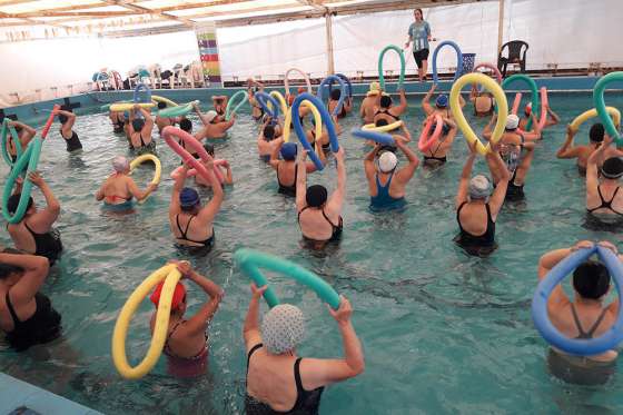 Inician los festejos del mes de la Madre con aquagym en el club Mitre