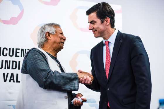 Urtubey compartió un foro con el premio nobel Yunus, presentó el trabajo realizado por Salta y sus resultados contra la pobreza