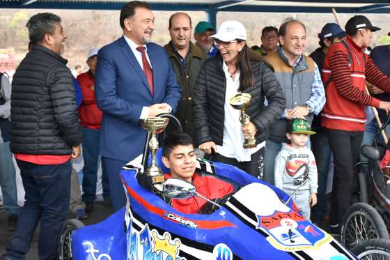 Estudiantes de escuelas técnicas de toda la provincia participaron en una carrera de autos ecológicos
