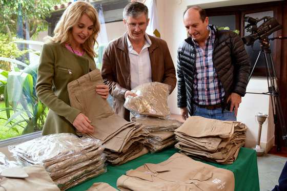 El Gobierno entregó indumentaria de trabajo para el sector tabacalero