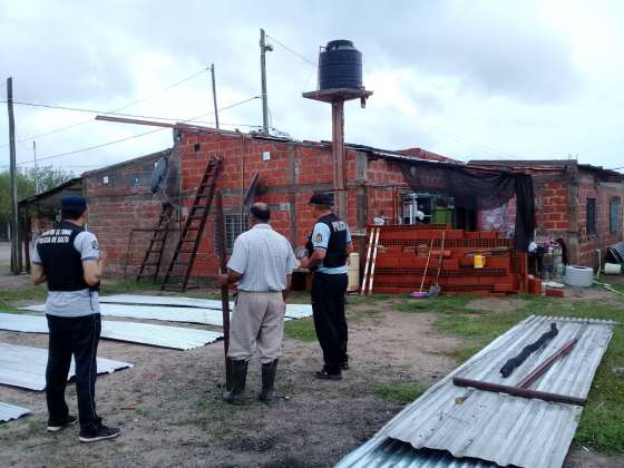 La Policía asistió a vecinos afectados por temporal en Capital y el interior