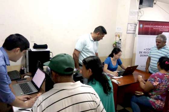 Adjudicatarios de lotes sociales de Cachi y Orán realizaron trámites para regularizar deudas