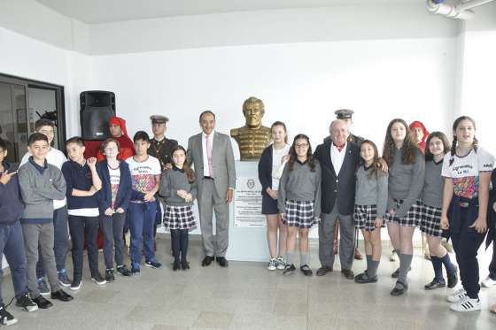 Salta donó un busto de Güemes a un colegio de Bahía Blanca