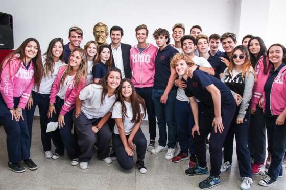 En Bahía Blanca Urtubey visitó el colegio que recibió un busto de Güemes donado por Salta