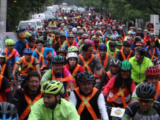 Multitudinaria bicicleteada nocturna por el respeto a la norma del metro y medio
