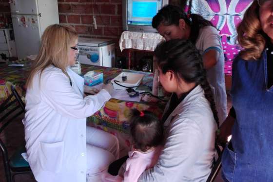Asistencia sanitaria a familias de Apolinario Saravia