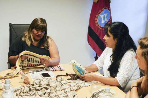 Firman convenio para facilitar la venta de artesanías indígenas