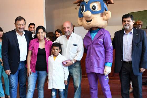 Entregaron 50 gafas terapéuticas a niños de edad escolar en Coronel Moldes