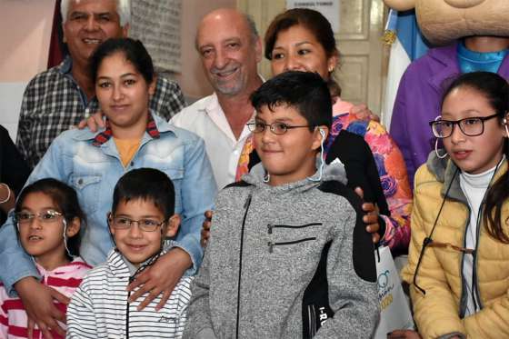 Continúa la entrega de lentes recetados a niños del interior