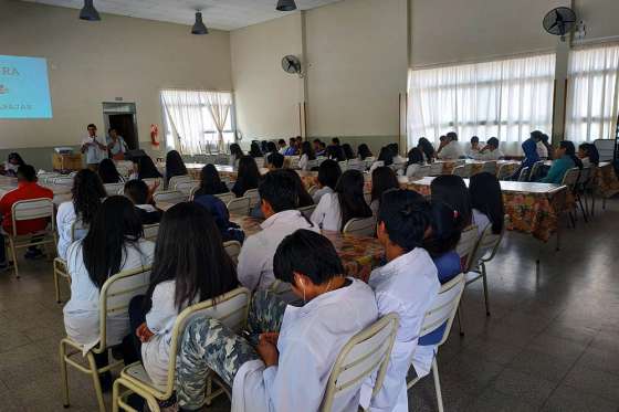 Capacitan a adolescentes de Molinos para prevenir el grooming