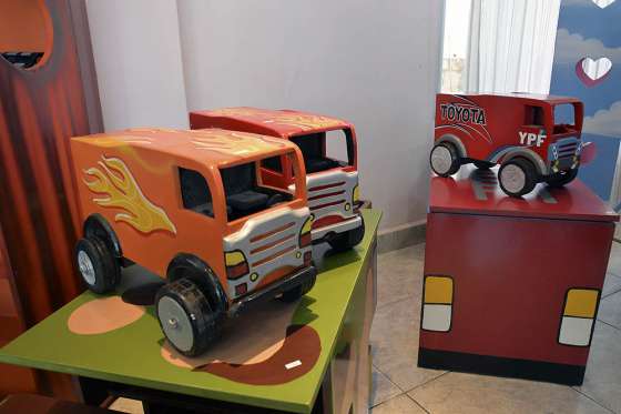 Venta de juguetes fabricados en el penal de Villa Las Rosas por el Día de Reyes