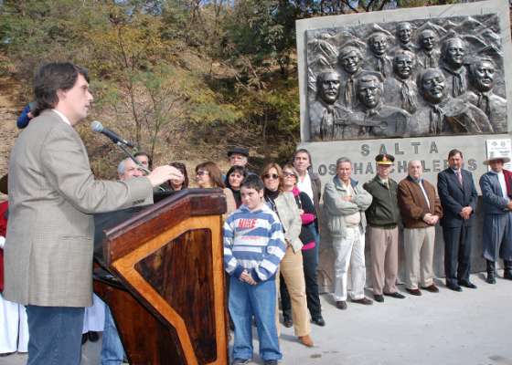 Se emplazó el mural de Los Chalchaleros en el acceso a Salta 